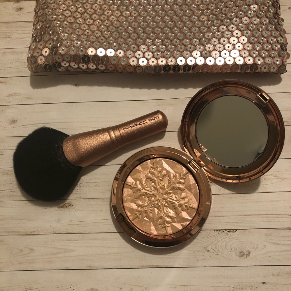 MAC Show Gold Highlighter, Brush & Bag